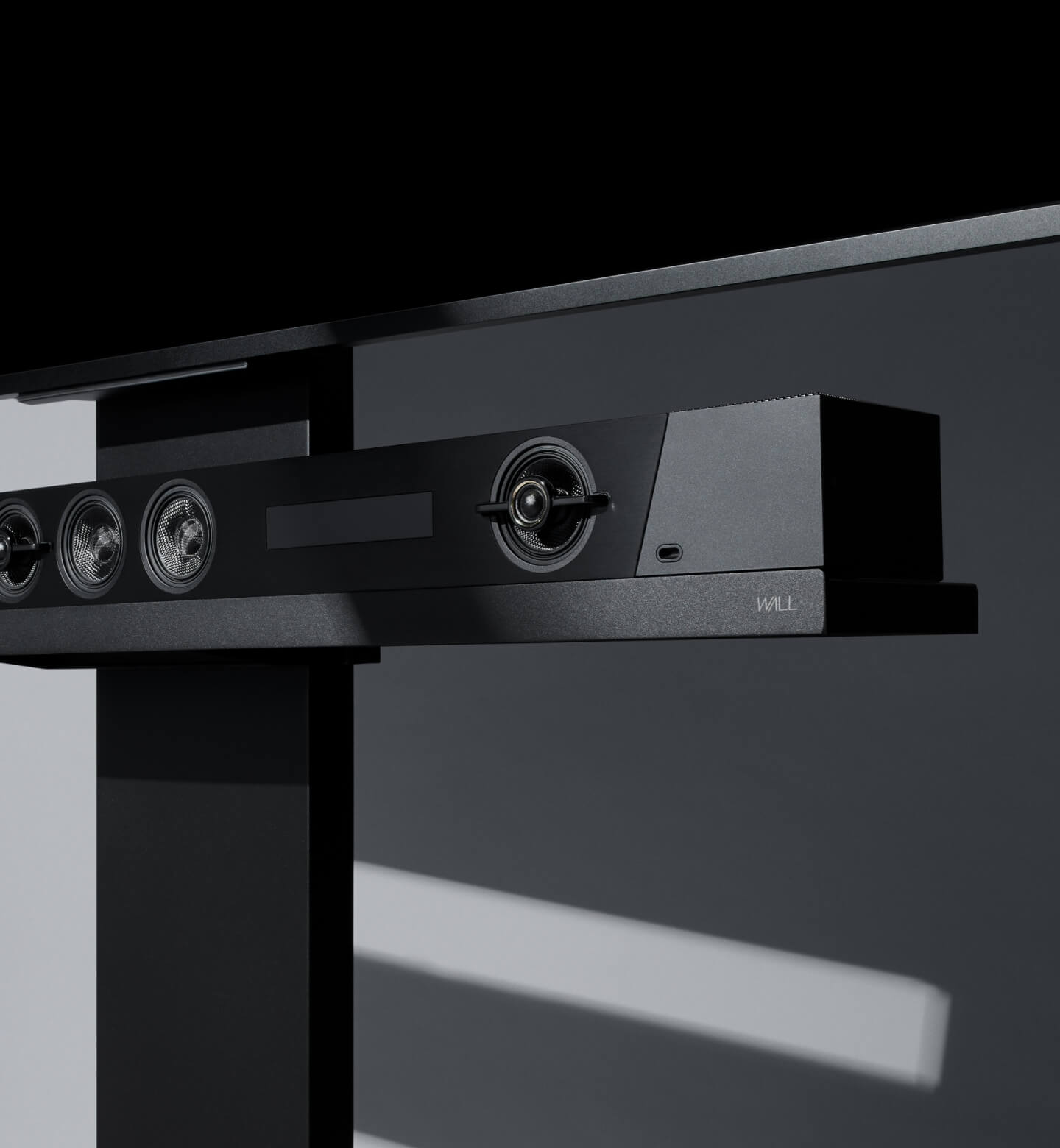 WALL V3に「サウンドバー棚板」が設置され、その上にサウンドバーが乗っている写真。テレビ画面との一体感がわかるもの