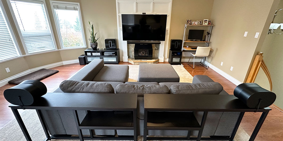 Sonos Arc完成形セットが、美しくセットアップされたモダンなリビングルームに設置されているイメージ。配線が隠され、スマートな空間を演出している