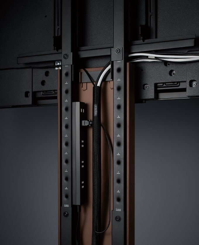 WALL V3の支柱のカバーを外し、内部にHDMIケーブルや電源ケーブルを束ねて通している様子がわかる写真