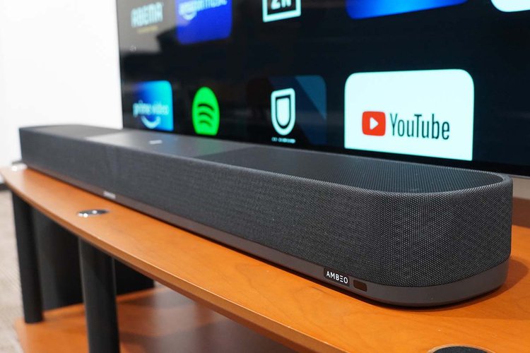 AMBEO Soundbar Plusをテレビの下に設置したイメージ図。